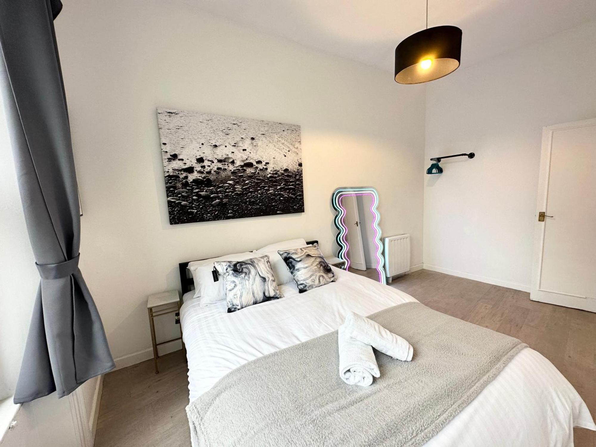 The City Surfer Apartment - By Coastline Retreats - Parking Included - Sleeps 5 - City Centre Борнмут Экстерьер фото