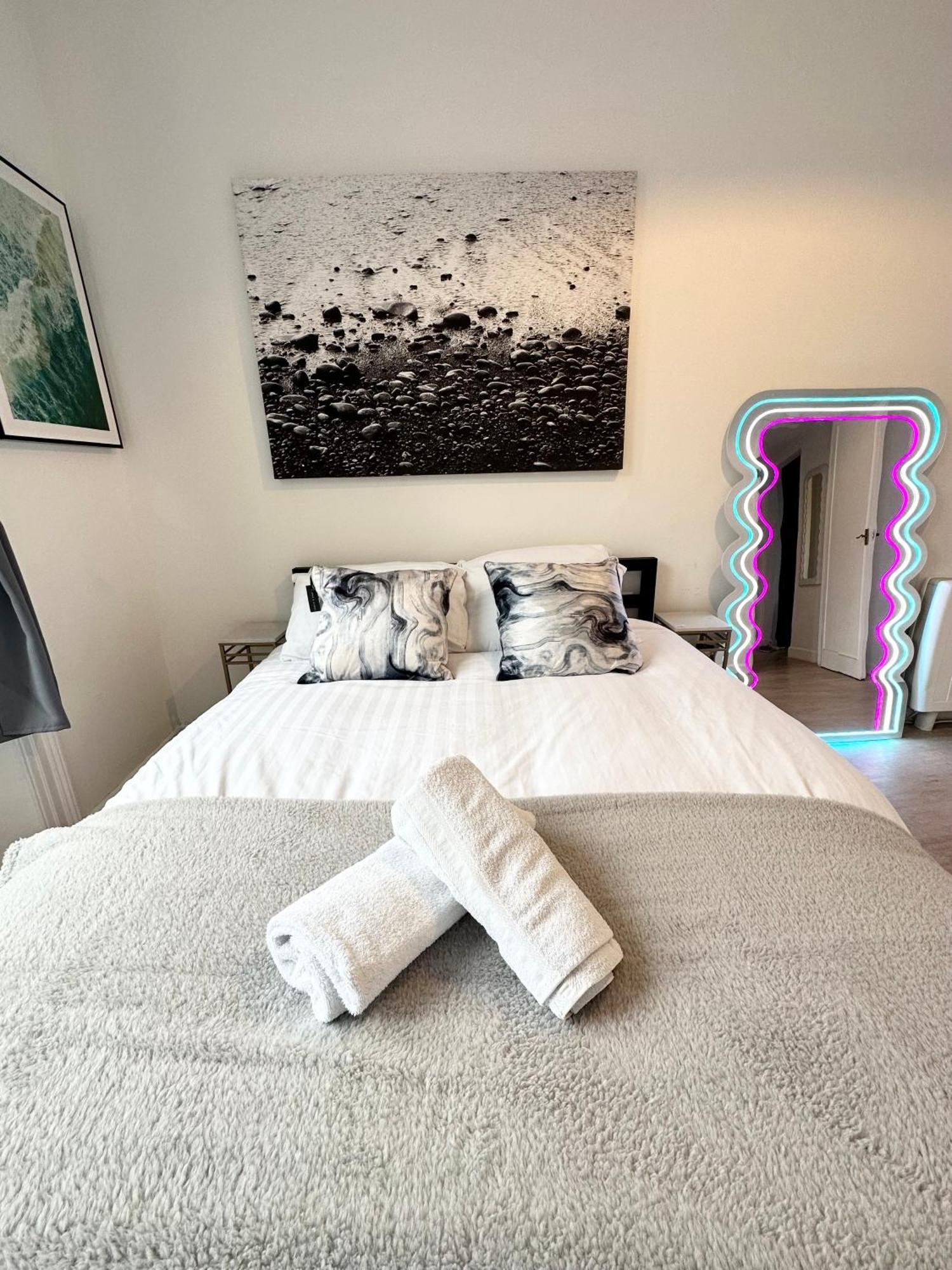 The City Surfer Apartment - By Coastline Retreats - Parking Included - Sleeps 5 - City Centre Борнмут Экстерьер фото