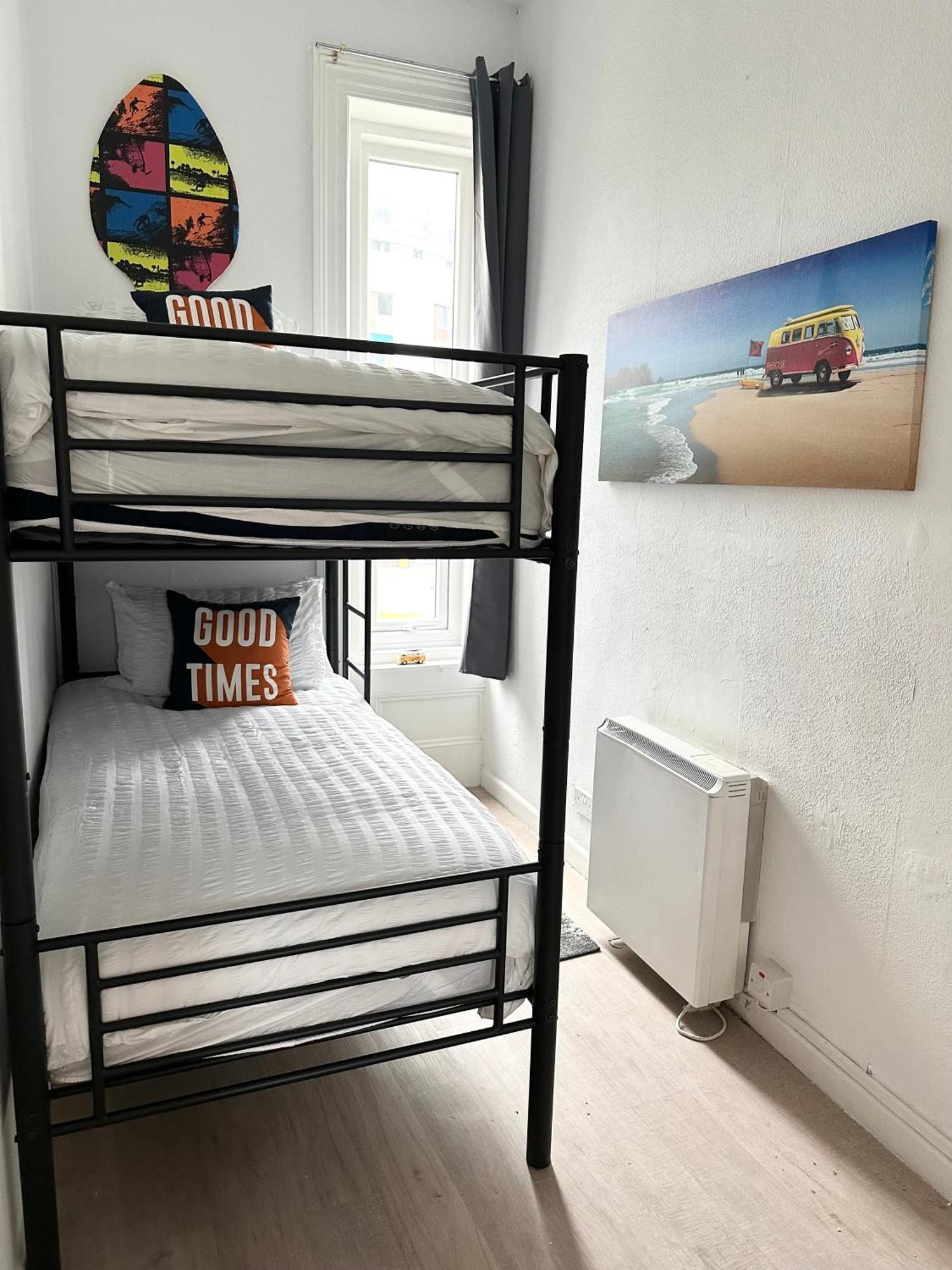 The City Surfer Apartment - By Coastline Retreats - Parking Included - Sleeps 5 - City Centre Борнмут Экстерьер фото