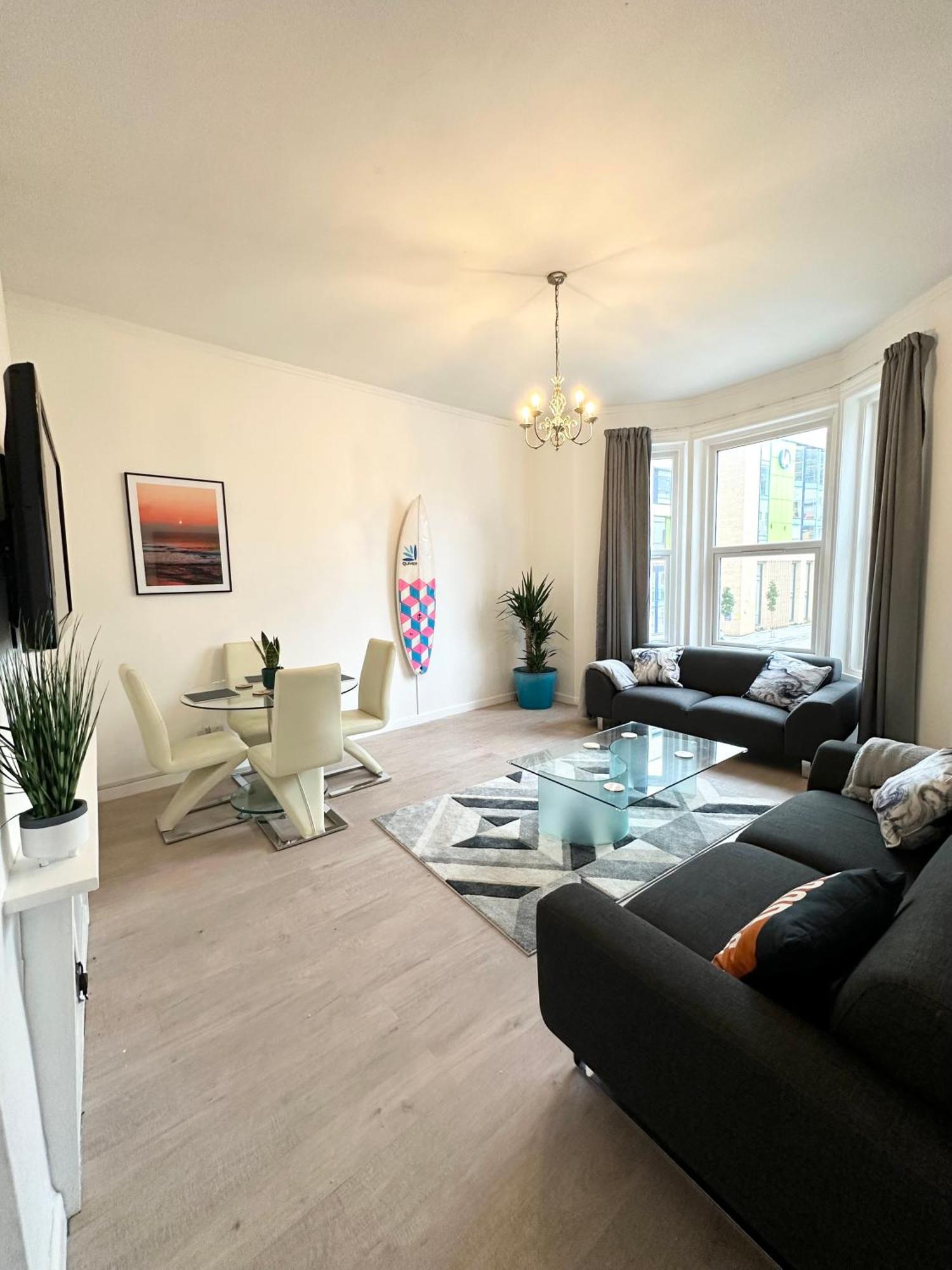 The City Surfer Apartment - By Coastline Retreats - Parking Included - Sleeps 5 - City Centre Борнмут Экстерьер фото