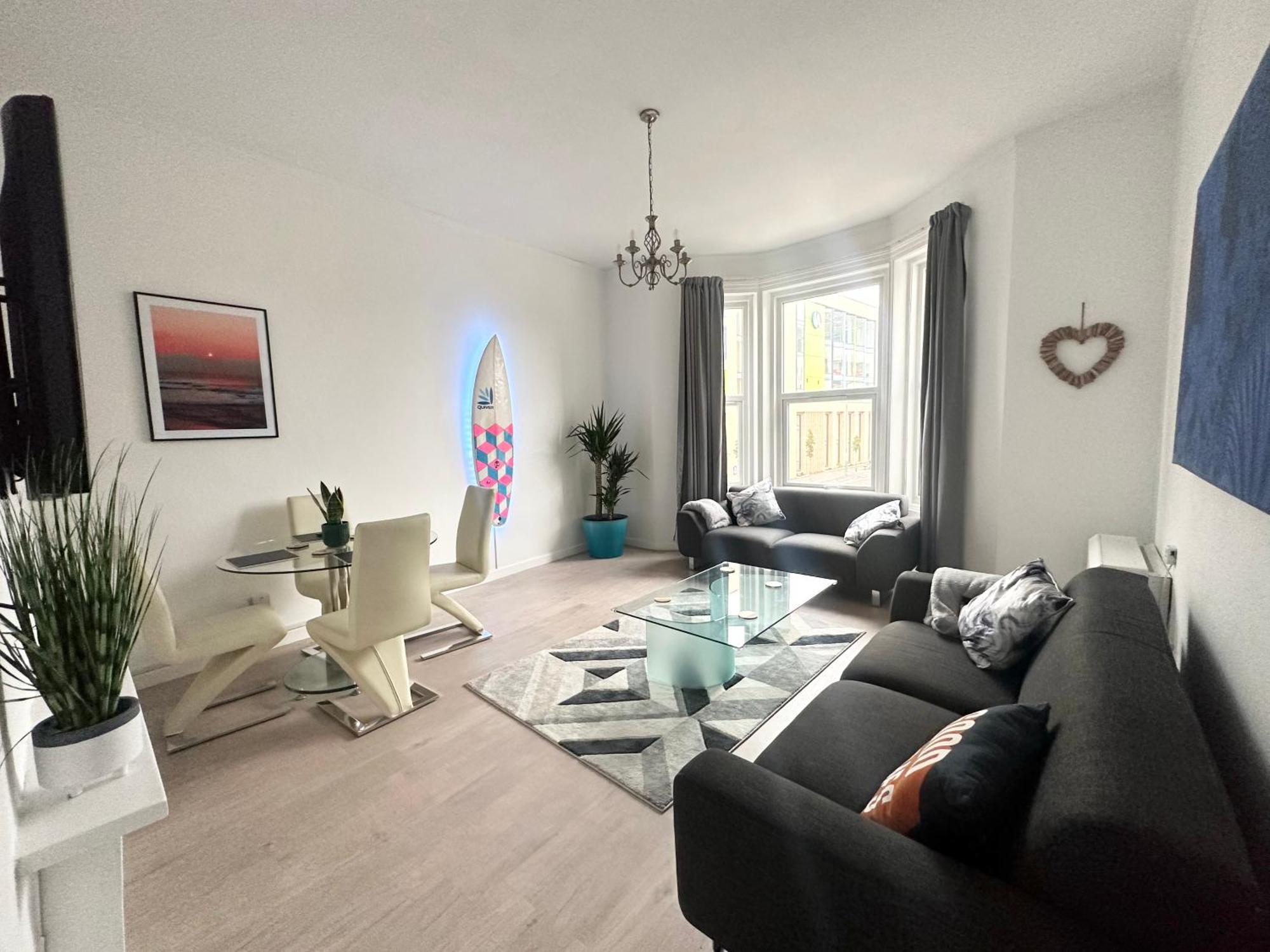 The City Surfer Apartment - By Coastline Retreats - Parking Included - Sleeps 5 - City Centre Борнмут Экстерьер фото